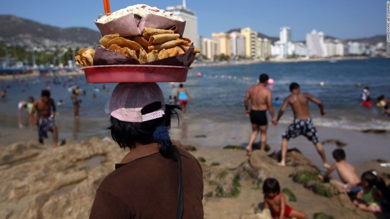 Comida para la resaca — Levántate, tomar agua y empieza a comer algunos chilaquiles, carnitas o tacos con una gran cantidad de grasa revitalizante y salsa picante que te pondrán en acción a medio día… o bueno, 1 ó 2 p.m.