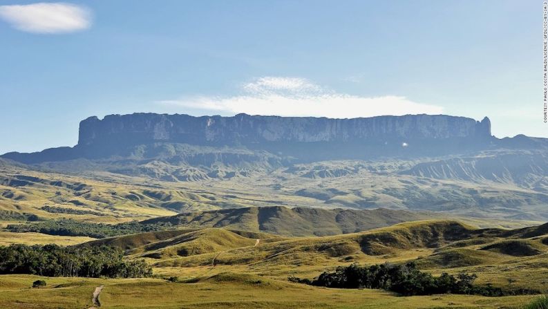 Monte Roraima — El monte Roraima se extiende sobre el borde de la frontera entre Brasil, Guyana y Venezuela. Se dice que sus formaciones rocosas, ríos y cataratas inspiraron a Sir Arthur Conan Doyle para escribir el libro ‘El mundo perdido’. Más recientemente el monte Roraima sirvió como inspiración para una locación de la película de Disney Pixar ’Up’. El viaje de ida al Roraima puede tomar entre siete y diez días, pero el regreso, sólo dos. Los excursionistas son recompensados con baños de cascadas durante todo el camino.