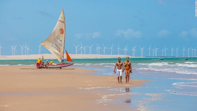 Canoa Quebrada — Las populares dunas y playas de Canoa Quebrada están a dos horas y media viajando en auto desde Fortaleza, la capital de Ceará, estado en el norte de Brasil. Muchos habitantes aún trabajan como pescadores en los tradicionales botes conocidos como “jangada”. Un viaje de 30 minutos en una balsa de pesca de madera cuesta alrededor de 5 dólares.