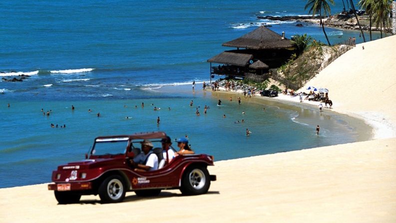 Dunas de Genipabu — A sólo 15 minutos en auto de Natal, la capital del estado de Rio Grande do Norte, Genipabu es mejor conocido por los viajes en buggy y en camellos disponibles entre las dunas y los lagos. Las dunas cambian siempre gracias a vientos que les dan forma en toda la línea costera de Rio Grande do Norte. Una de los pasatiempos locales es la “esquibunda”, que se trata de deslizarse por las dunas en una tabla de madera.