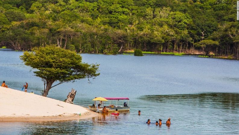 Bosque lluvioso del Amazonas — Con un poco de suerte podrás ver jaguares, delfines rosados y otros gigantes en el bosque lluvioso del Amazonas, la reserva natural más grande y biodiversa del planeta. Sólo trae un repelente para mosquitos extrafuerte.