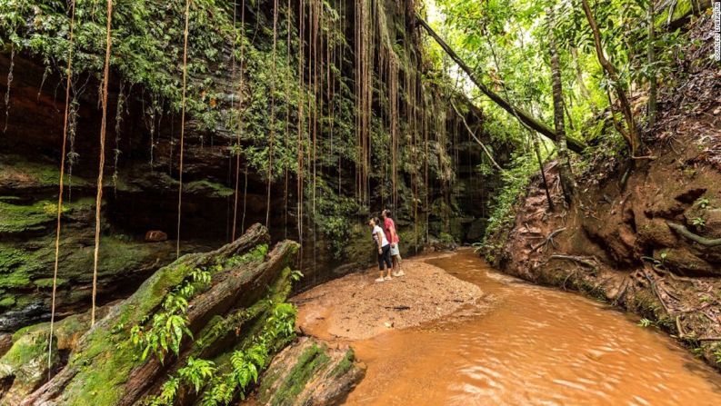 Parque Estadual do Jalapão — La combinación de planicies, dunas doradas, ríos y cataratas hacen del Parque Estadual de Jalapão un lugar favorito para la aventura. Luego de hacer rafting en el Novo Rio los aventureros pueden nadar en las cataratas esmeraldas Formiga, disfrutando de la relativa inmaculada vida silvestre del parque.