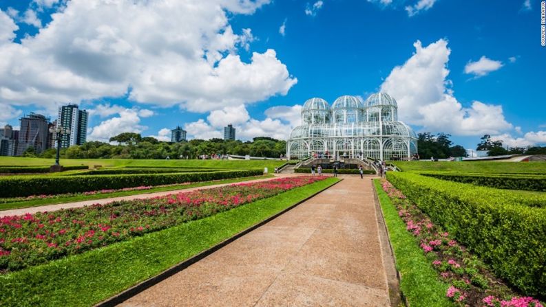 Jardín Botánico de Curitiba — El camino que lleva a este impresionante invernadero, ubicado al lado de miles de flores, es tan bonito como las plantas que están dentro de la estructura de vidrio y hierro. En el Jardim de Sensacoes, los visitantes pueden taparse los ojos para experimentar las texturas y los aromas de las plantas una manera concentrada y novedosa.