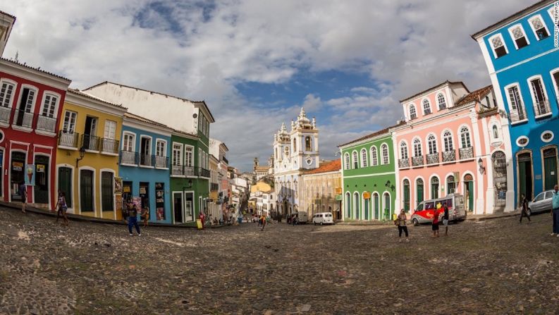 Pelourinho — Pelourinho es el centro histórico de la ciudad de Salvador de Bahía en el estado de Bahía. Sus fotogénicas calles muestran edificios brillantes coloridos, muchos con fachadas de estuco. La ciudad colonial es un punto de convergencia de culturas europeas, africanas e indígenas.