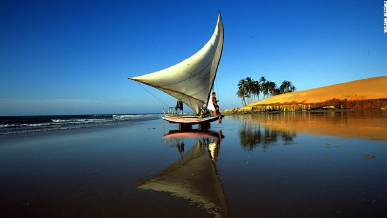 Fortaleza — En la costa norte de Brasil, la capital del estado de Ceará es muy conocida por su langosta y comida de mar fresca. Las playas urbanas de Fortaleza son geniales para hacer windsurfing y para navegar.