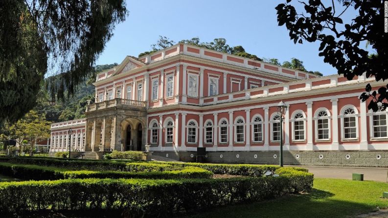 Museo Imperial de Brasil — El antiguo palacio de verano en la mitad de Petrópolis fue construido a mediados de 1800. Las exhibiciones incluyen la corona imperial brasileña y el carruaje imperial. El museo está a unos 70 kilómetros del centro de Río de Janeiro y es uno de los museos más populares de Brasil con un promedio de 300.000 visitantes al año.