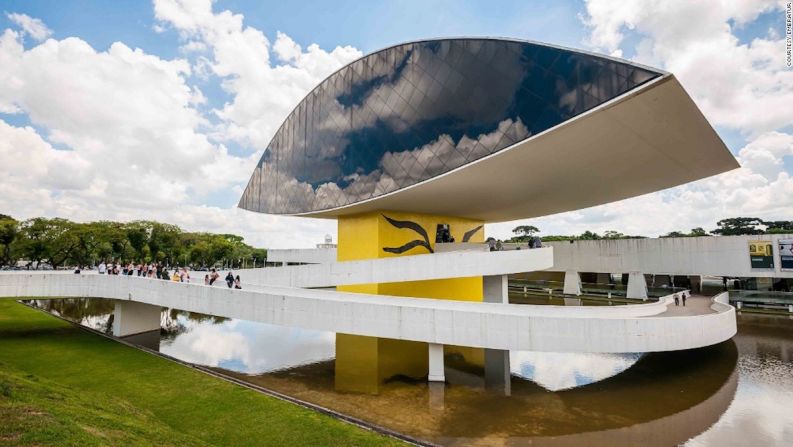 Museo de Oscar Niemeyer — Oscar Niemeyer tenía 95 años cuando terminó el Museo del Ojo. Este se enfoca en el arte, la arquitectura y el diseño. Popularmente es conocido como ‘El Ojo’ y tiene cuatro pisos de espacios de exhibición.