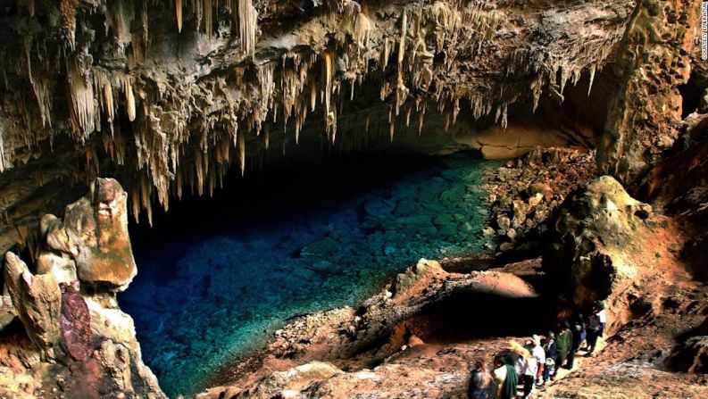 Gruta do Lago Azul — El ‘Lago Azul Grotto’ es parte de una de las cavidades inundadas más grandes del mundo. Sus aguas azules se extienden por más de 60 metros de profundidad. Se cree que la misteriosa fuente de este lago es un río que aún no ha sido localizado. La gruta es rica en tesoros prehistóricos. Una expedición franco brasileña en 1992 descubrió miles de huesos de animales prehistóricos, incluyendo un diente de un tigre dientes de sable y perezosos gigantes.