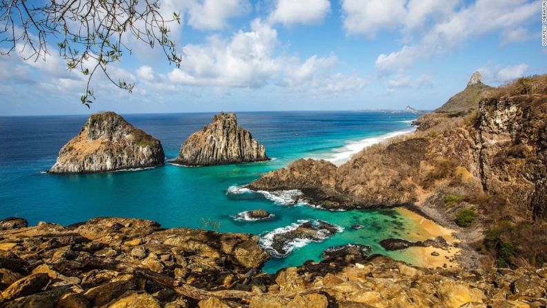 Fernando de Noronha — Localizado a 354 kilómetros de la costa del estado norteño de Pernambuco, la isla de Fernando Noronha es un santuario de tortugas marinas y de delfines giradores. El archipiélago tiene algunos de los mejores puntos de buceo y surf en Brasil. Para preservar el área ecológica las autoridades permiten las visitas diarias de menos de 500 personas que deben de pagar un impuesto de preservación ambiental.