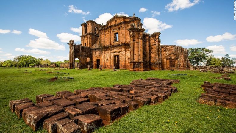 Sao Miguel das Missoes — Un recorrido por Rota das Missoes (Ruta de las Misiones) significa volver atrás al siglo XVII para recordar el trabajo de los sacerdotes de la Compañía de Jesús en su misión de evangelizar las tribus nativas en el sur del país. La Catedral de los Jesuitas data de mediados de 1700 y fue construida en un lapso de 10 años por miles de indígenas guaraníes.