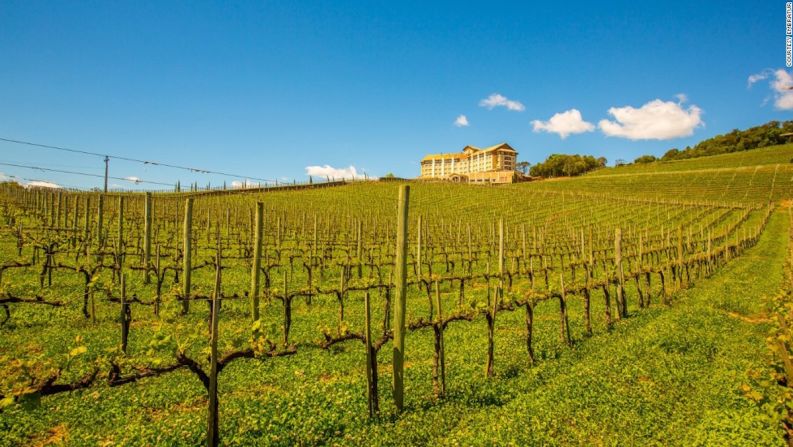 Bento Gonçalves — Rodeadas de montañas, valles y ríos, las 24 municipalidades hacen la ruta de las uvas y el vino en el sur de Brasil. Bodegas, cantinas, restaurantes, tiendas de artesanías, estudios de arte y pequeñas tiendas de queso y otros productos alimentarios de la región están en las rutas rurales del área. El amor de Bento Gonçalves por el vino y la comida se debe gracias a su historia como uno de los centros de la inmigración italiana a Brasil en el siglo XIX.