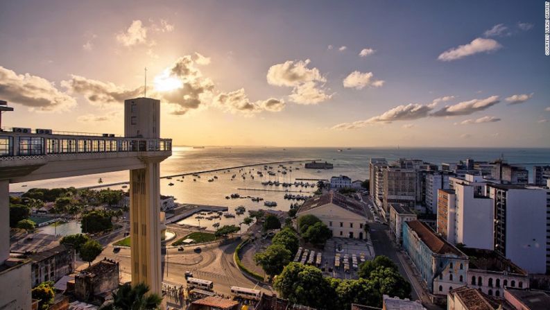 Elevador Lacerda — El elevador conectado con la Cidade Alta (la Ciudad Alta) y Cidade Baixa (Ciudad Baja) en Salvador de Bahía, fue el primero instalado en Brasil, en 1873. El original elevador de dos carros fue decorado con un ‘maquillaje’ art deco en 1930. La restaurada cabina del ascensor provee un viaje de 22 segundos por un costo de 10 centavos.