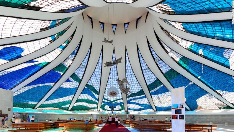 Catedral de Brasilia — Otra maravilla de Oscar Niemeyer: la Catedral de Brasilia de 40 metros de alto y sus ángeles suspendidos son bañados con la luz natural que pasa a través de los vitrales. La estructura circular tiene techos de vidrio que empiezan en el piso y soportan 16 columnas curvadas. La catedral puede albergar a 4.000 personas.