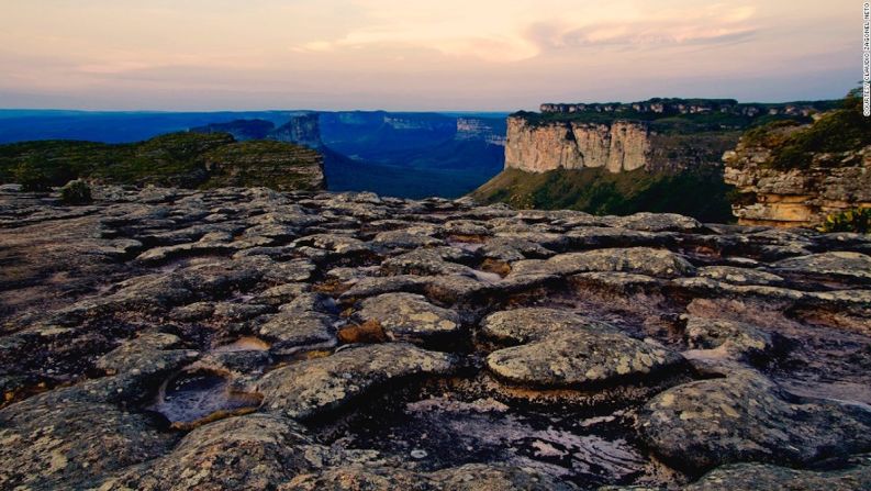 Parque Nacional Chapada Diamantina — El Chapada Diamantina en el estado de Bahía es una de las biorregiones más ricas. Originalmente casa de los indígenas Maracás, la zona fue inundada por los exploradores que buscaban oro y diamantes en 1700. Hoy en día el área es el hogar de unas 50 especies de orquídeas, osos hormigueros gigantes, gatos salvajes y armadillos, así como diversidad de flora, aves y culebras.