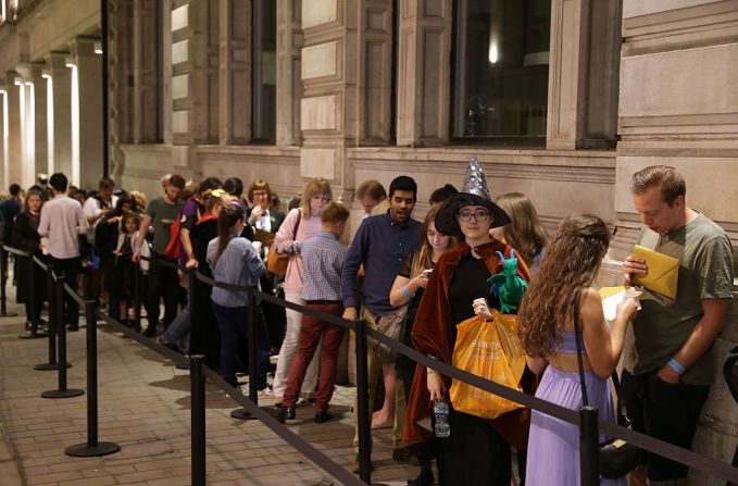 Así se vio la fila para entrar a la librería Waterstones en Londres este 30 de julio a la espera del lanzamiento del libro. La obra tuvo también su primera función este sábado en Londres.