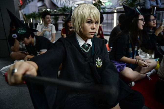 Un fanático de Harry Potter vestido como Draco Malfoy espera en Bangkok para comprar su libro. Rowling asistió el estreno de la obra el sábado y reveló que el show marca el final de las aventuras de Potter.