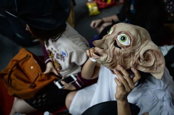 Un fanático de Harry Potter vestido como Dobby espera para recibir su libro en Bangkok este domingo. Rowling ha vendido más de 450 millones de copias desde 1997 y sus libros se han adaptado para hacer ocho películas.