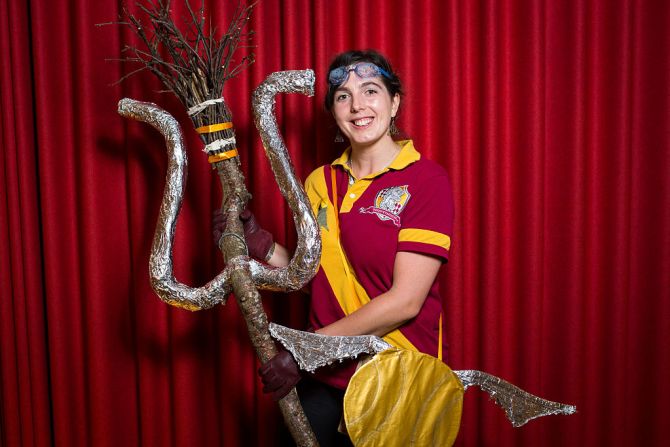 Una joven vestida como una buscadora de Griffindor posa para una fotografía en el lanzamiento del libro en Londres.