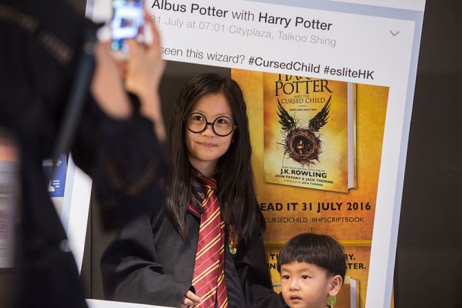 Una madre toma la foto de su niña vestida con el uniforme de Hogwarts en Hong Kong este 31 de julio. La trama comienza donde termina el epílogo de Harry Potter y las reliquias de la muerte, 19 años después de la derrota de Voldemort. Potter ahora tiene tres hijos y trabaja en el Ministerio de Magia.