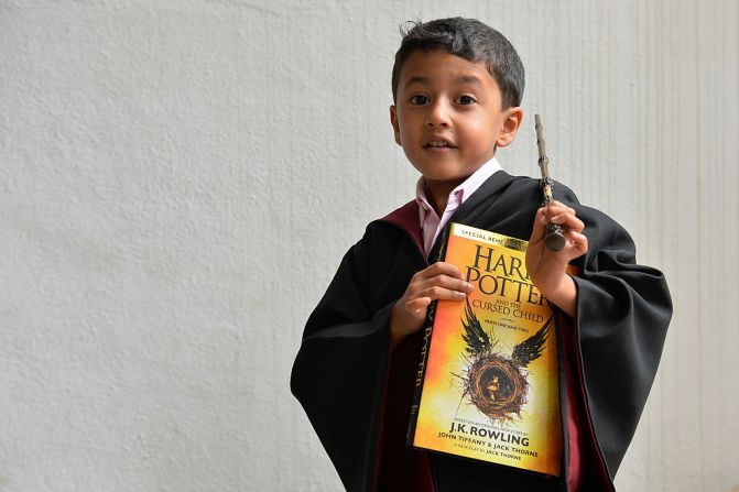 Un fanático indio de Harry Potter, vestido como el joven mago, posa para una foto después de comprar una copia del nuevo libro de J.K. Rowling "Harry Potter y el niño maldito" en el día de su lanzamiento en la India este 31 de julio. Después de casi 10 años de la publicación del último libro, los fanáticos de Harry Potter están hechizados con este nuevo libro.