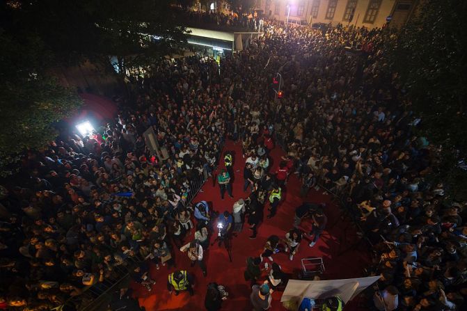 Cientos de personas esperan a las afueras de luna librería en Oporto, Portugal, después del lanzamiento mundial del libro.