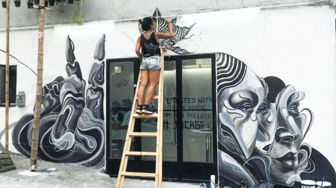 La artista Caratoes pinta un mural con Air Ink.