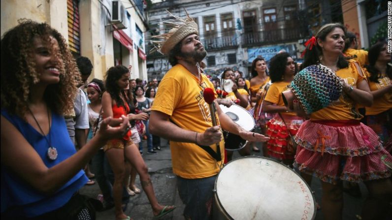 Las celebraciones callejeras, con música y bailes, se extienden por la geografía del país durante todo el calendario.