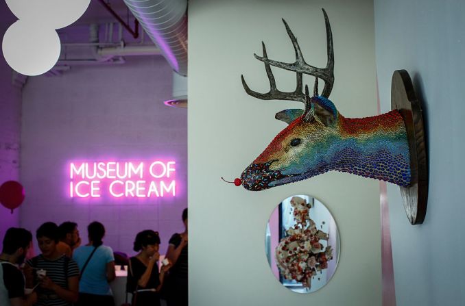 El Museo del Helado, una instalación temporal, abrió sus puertas Nueva York el pasado 29 de julio y estará disponible hasta el 31 de agosto, aunque las entradas ya están agotadas. Ubicado en el Meatpacking District, este inusual museo ofrece una serie de experiencias diseñadas por "amantes del helado", según dice su página web . Sí, podrás comer helado, pero también puedes disfrutar de instalaciones artísticas como la cabeza de este animal inspirada por el helado.