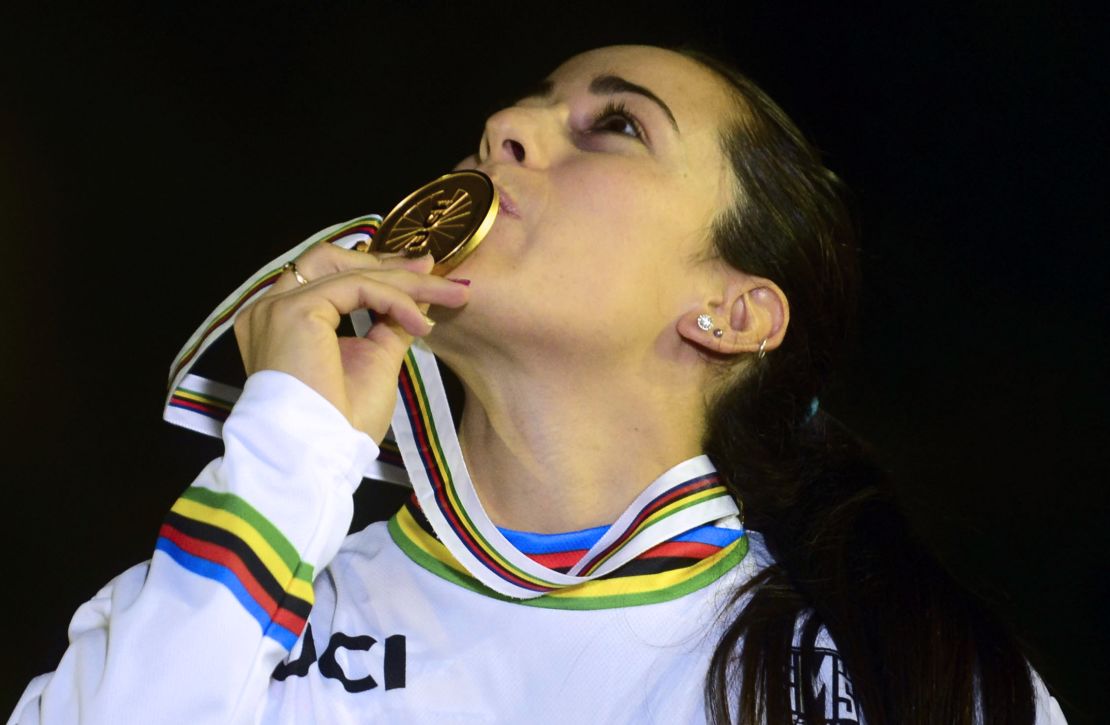 Pajón besa su medalla de oro del campeonato mundial de BMX en Medellín, Colombia, en mayo de 2016.