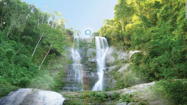 La artista japonesa Mariko Mori instaló un anillo de 3 metros en la cima de la cascada Véu da Noiva en Mangaratiba.