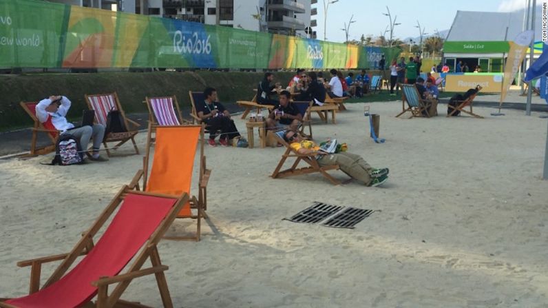 ¿Sin tiempo para ir a la playa de Copacabana? Justo al lado de la puerta de entrada puede sentir la arena los pies.