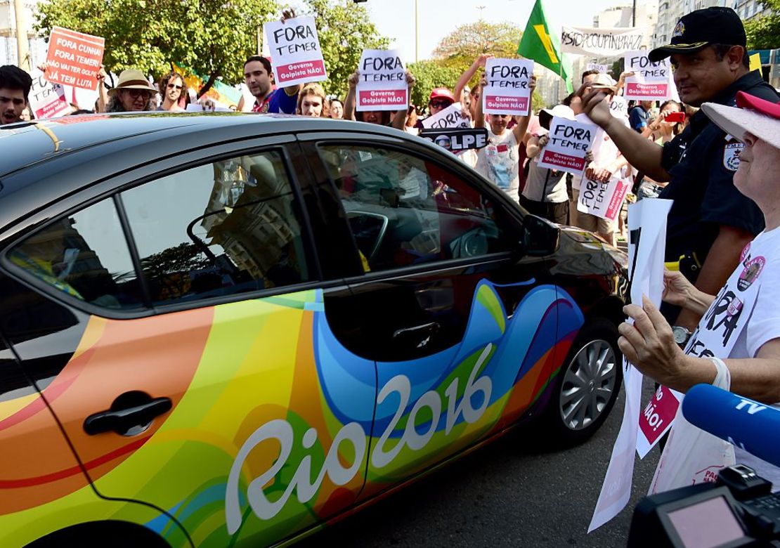 Residentes de Río de Janeiro protestan en contra del presidente interino Michel Temer en frente del hotel Copacabana Palace, el 5 de agosto de 2016.