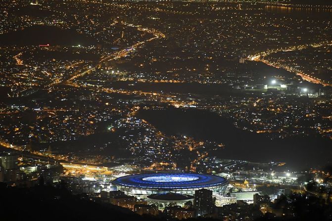 Mirada nocturna en Río de Janeiro al estadio Maracana antes del inicio de la ceremonia.