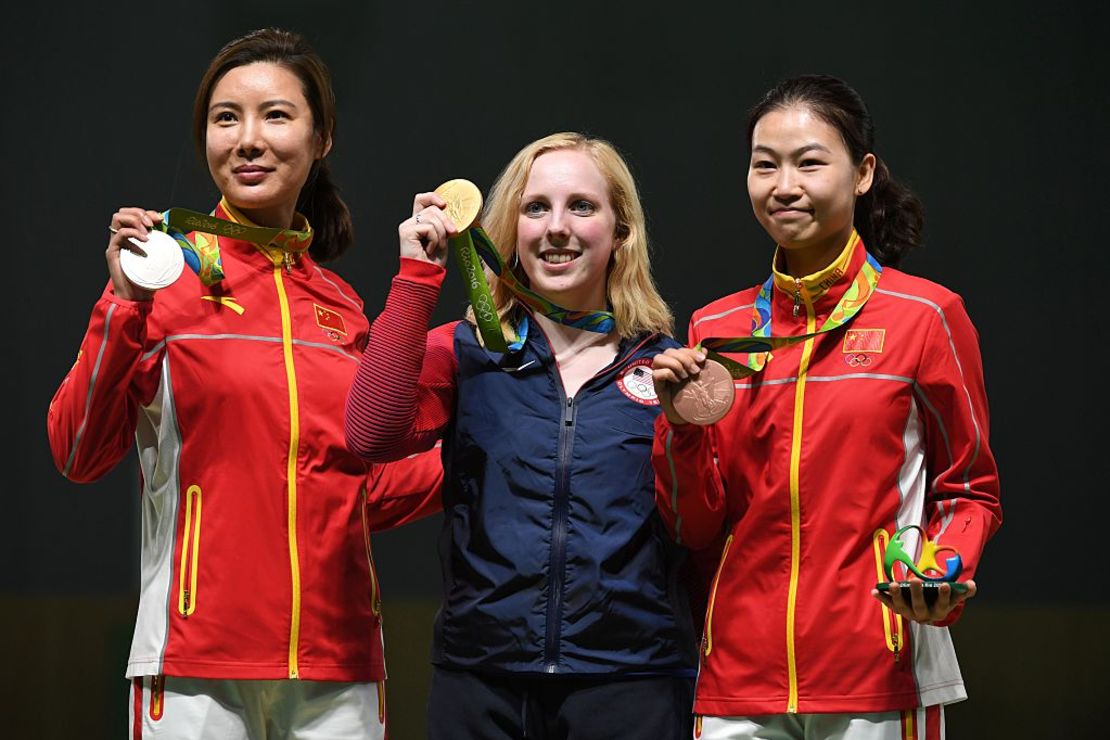 La medallista estadounidense Virginia Thrasher (c) posa en el podio con la medallista de plata de China Du Li (i) y la ganadora de la medalla de bronce también de China Yi Siling durante la entrega de preseas en la competencia de 10 metros de rifle de aire en Río 2016.