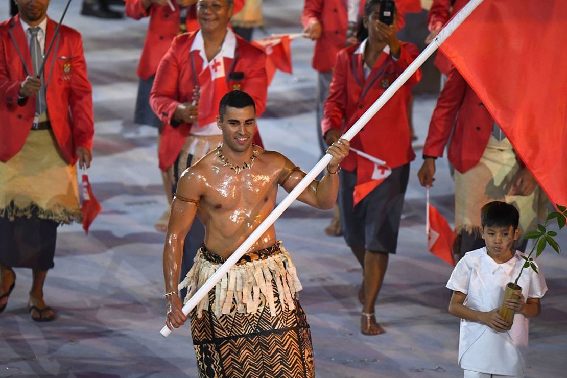 Pita Nikolas Taufatofua liderando la delegación de Tonga en Río de Janeiro.