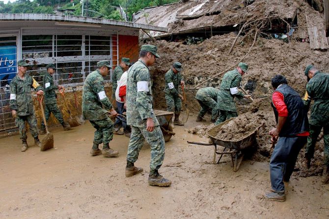 Soldados ayudan a despejar una zona habitada tras el deslave (EDUARDO MURILLO/AFP/Getty Images).