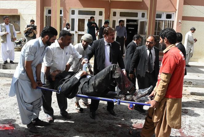 Servicios de emergencias trasladan a uno de los heridos durante la explosión en un hospital en Quetta, Pakistán este 8 de agosto. (BANARAS KHAN/AFP/Getty Images).