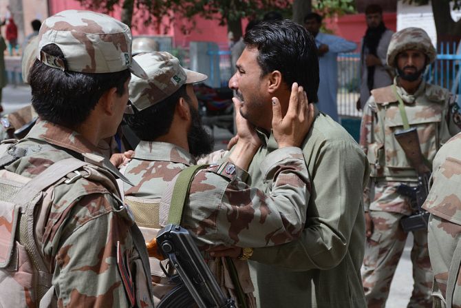 Un soldado pakistaní consuela a un familiar de una víctima luego de la explosión que sacudió un hospital en la ciudad de Quetta, cerca a la frontera con Afganistán.