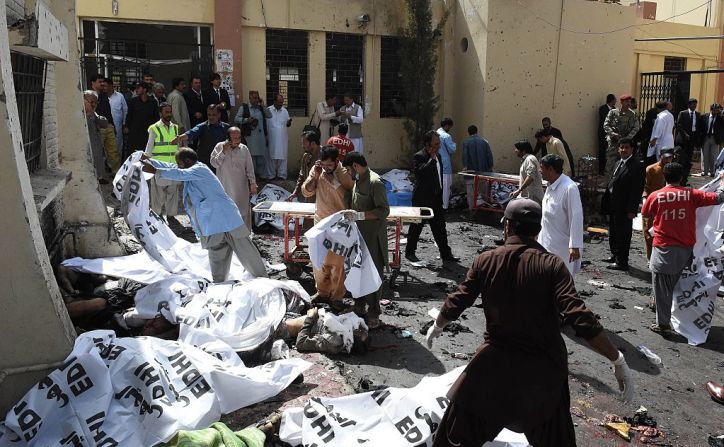 Voluntarios pakistaníes cubren los cuerpos de las víctimas con bolsas de plástico. Al menos 70 personas murieron y otras 112 resultaron heridas.