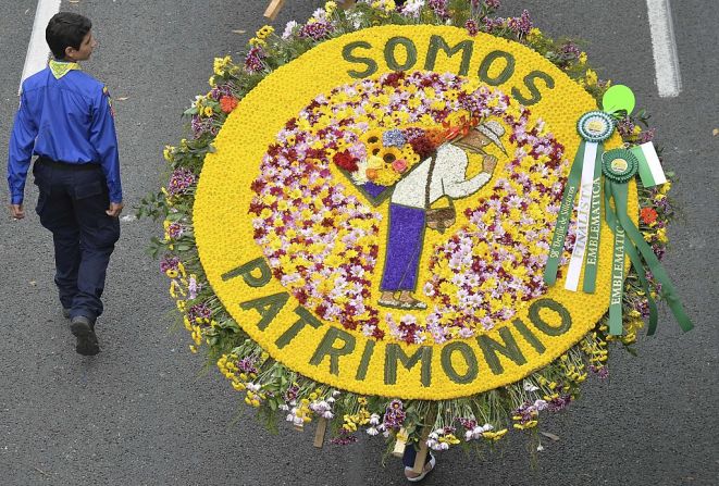 Armar una silleta tradicional de gran tamaño puede tomar semanas e incluso meses pues no solamente deben elegir los motivos, sino las flores y su posición pues la creatividad y la identidad cultural desfilan junto al silletero, según dice Martha María Gaviria, especialista en patrimonio histórico citada por la alcaldía de Medellín.