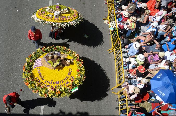 Durante los diez días feria, hay otros eventos que resaltan la cultura antioqueña, como por ejemplo el Concierto de las Flores, el Festival Nacional de Trova (cantos típicos de la región) y diferentes eventos en los artísticos y culturales.