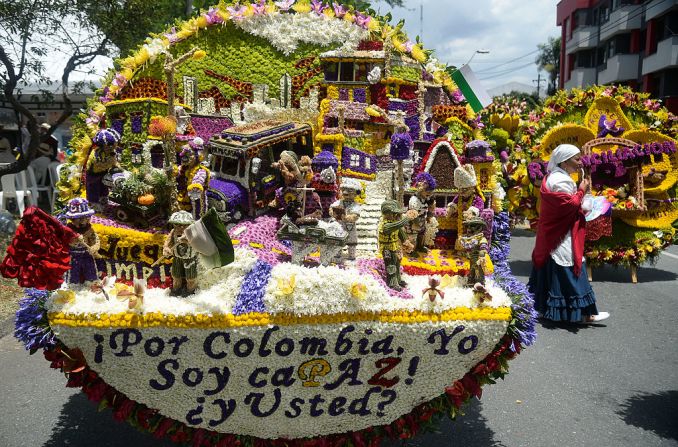 Más de 500 silleteros mostraron sus creaciones florales y desfilaron por la Avenida Guaimaral hasta la Plaza Gardel en las afueras del aeropuerto local Olaya Herrera.