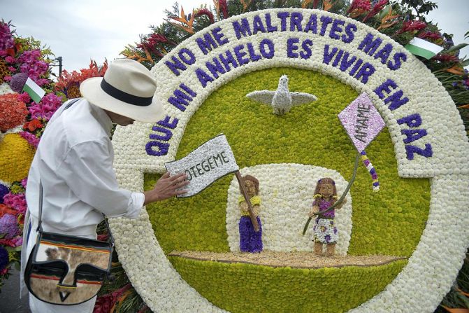 El desfile es “un culto a la tradición, a la memoria y a la naturaleza que se remonta a principios del siglo XX cuando los campesinos de Santa Elena, Antioquia, usaban sus silletas —grandes estructuras de madera que llevan en sus espaldas— como medio de transporte de diferentes productos”, según explican los organizadores del evento.