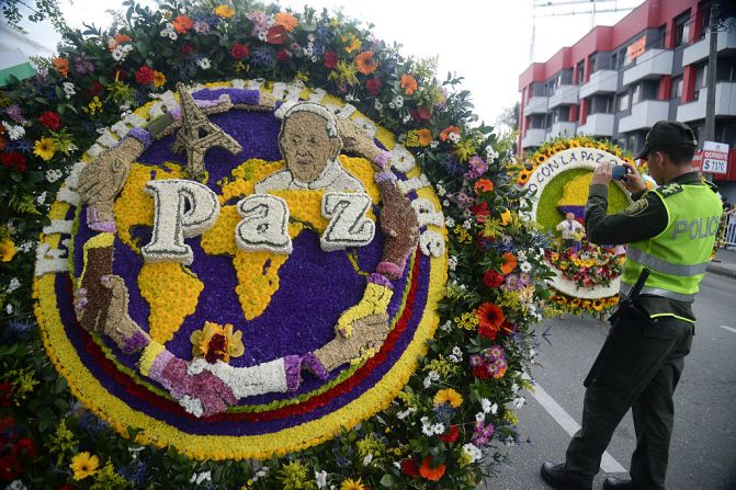 Muchos de los temas en las silletas este año se refirieron al proceso de paz en Colombia y, como en esta que se ve en la imagen, hasta el papa Francisco aparecieron en los grandes adornos florales.