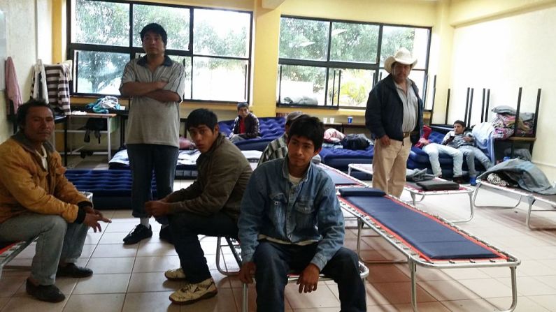 Residentes de Xaltepec y la Joya permanecen en un refugio tras los deslaves en Puebla por el paso de la tormenta Earl.