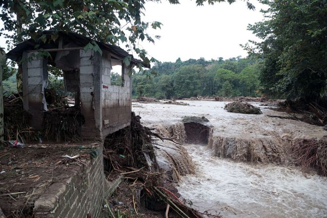 En Tlaola las fuertes lluvias causaron la evacuación de cientos de personas.