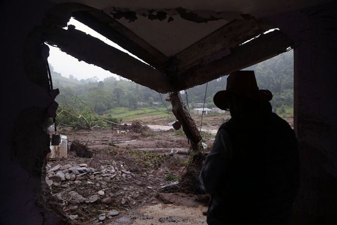 Muchos hogares quedaron sepultados bajo el barro.