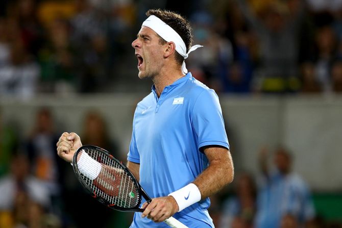 El argentino Juan Martín Del Potro celebra su victoria frente al serbio Novak Djokovic en su debut en los Juegos Olímpicos de Río 2016.