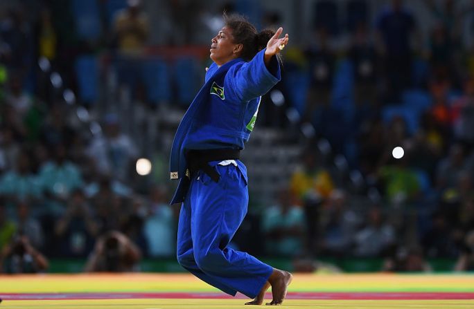 La brasileña Rafaela Silva celebra tras derrotar a Sumiya Dorjsuren de Mongolia en judo.