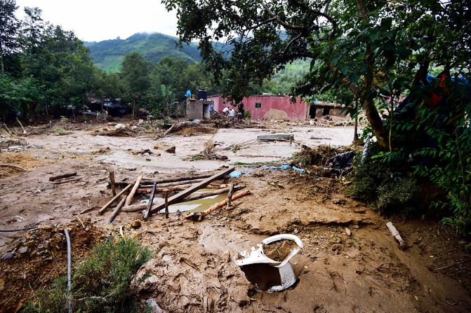 El daño de un deslizamiento por el paso de la tormenta tropical Earl en Xaltepec, Puebla,